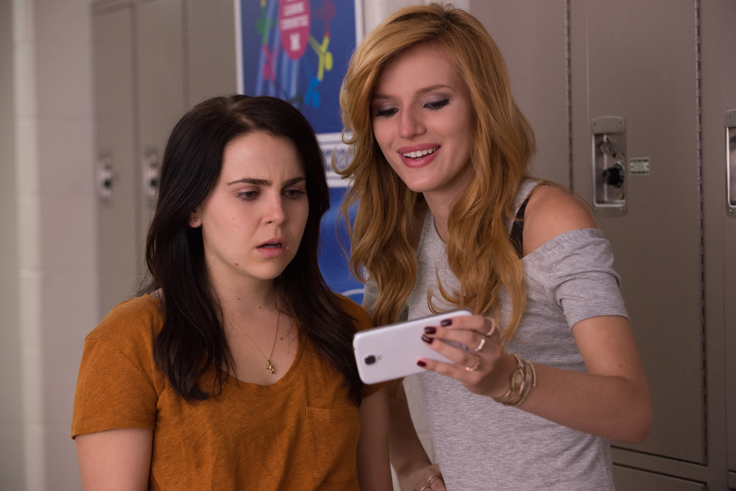 THE DUFF - 2015 FILM STILL - Mae Whitman and Bella Thorne - Photo Credit: Guy D Alema  
Lionsgate and CBS Films. © 2014 Granville Pictures Inc. All Rights Reserved.